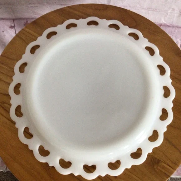 Vintage White Milk Glass Heart Trim Round Cake Plate Platter - Picture 4 of 5